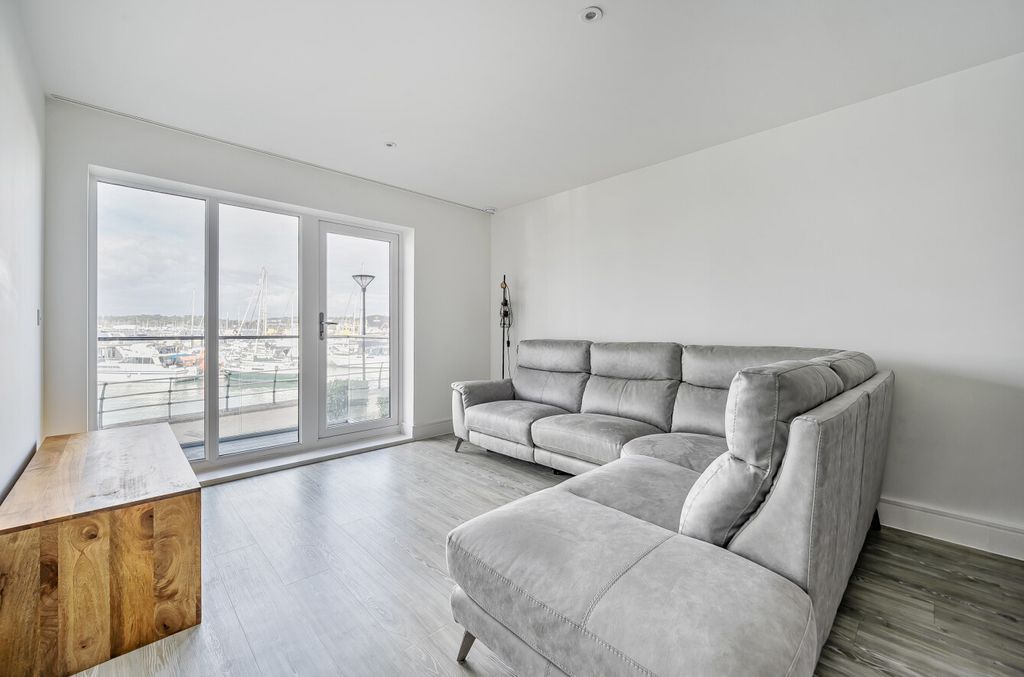 2 bed flat for saleThomas Blake Avenue, Southampton, Hampshire SO14 photo 3