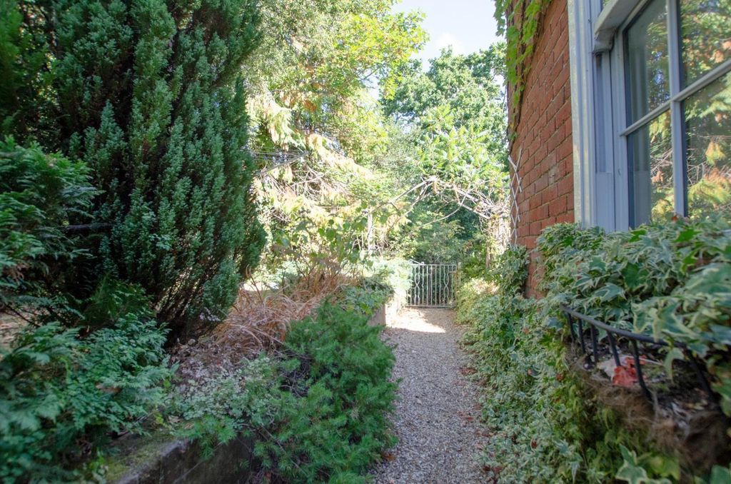 Additional image 12 of 2 bed cottage for salePortsmouth Road, Southampton SO19