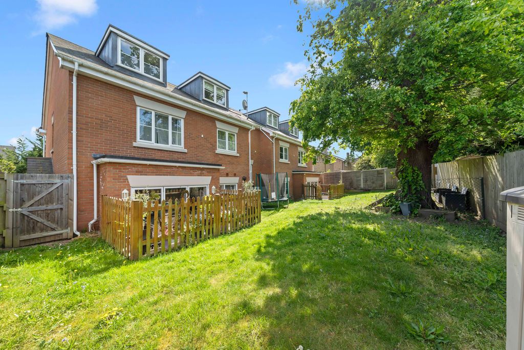 Additional image 16 of 2 bed maisonette for saleRoland Way, Worcester Park KT4