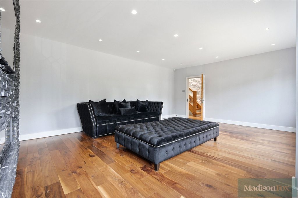 Additional image 4 of 5 bed detached house for saleWoodland Way, Woodford Green IG8