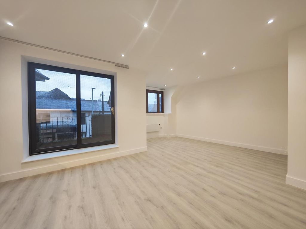 Additional image 2 of 2 bed flat for salePeach Street, Wokingham RG40