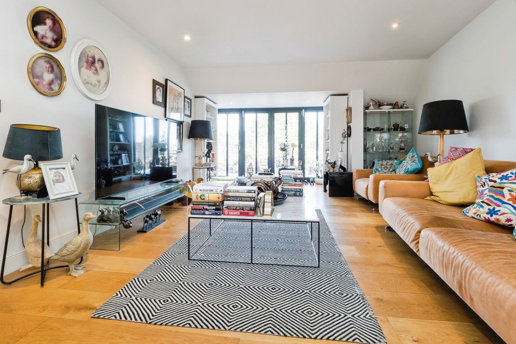 Additional image 6 of 3 bed flat for saleJohnston Road, Woodford Green IG8