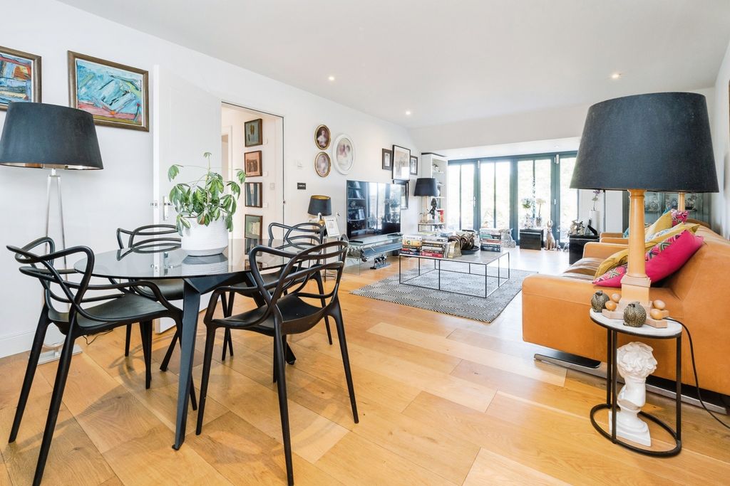 Additional image 4 of 3 bed flat for saleJohnston Road, Woodford Green IG8