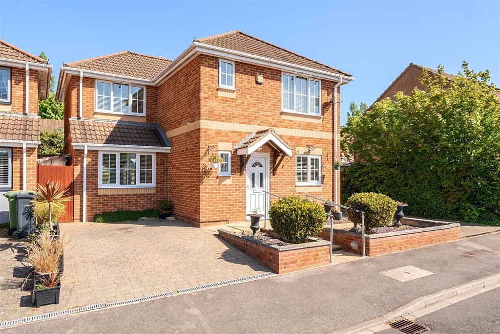 4 bed detached house for saleSullivan Close, Portchester Borders PO6