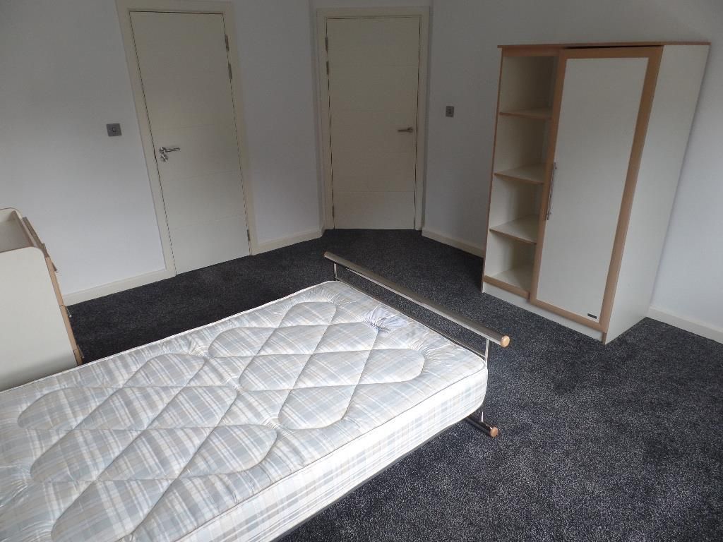 2 bed flat for saleRosehill, Willenhall WV13 photo 2