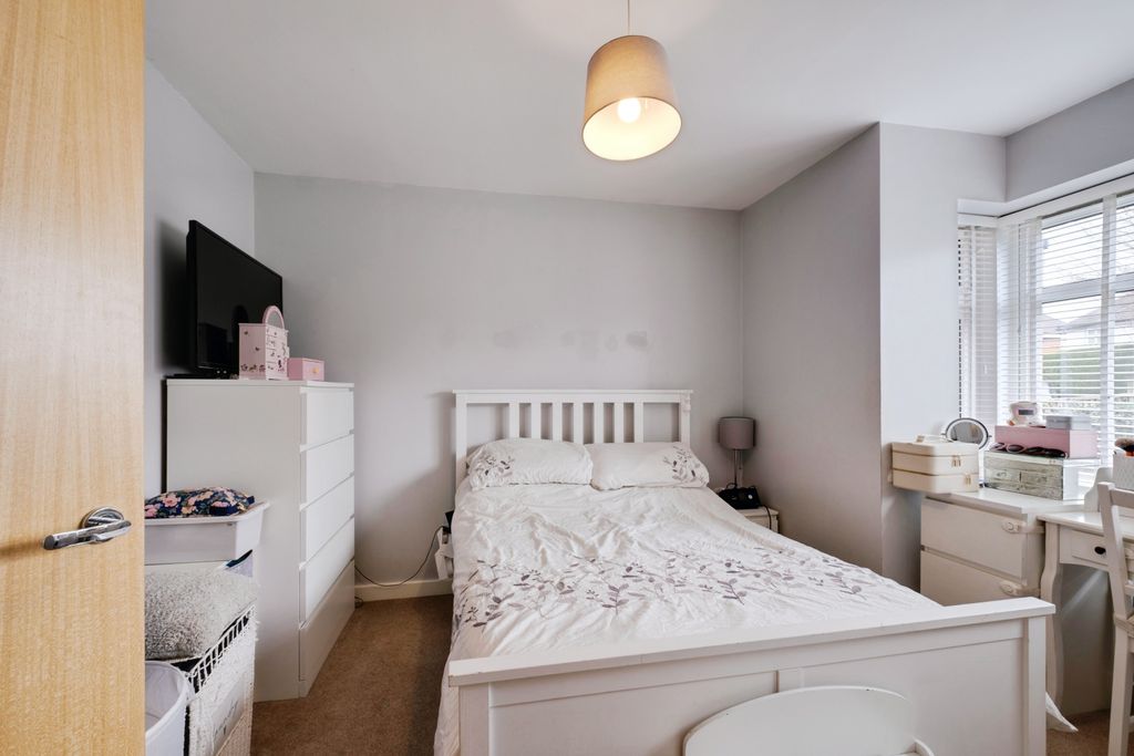 Additional image 12 of 2 bed flat for saleQueen Katherine Road, Lymington SO41