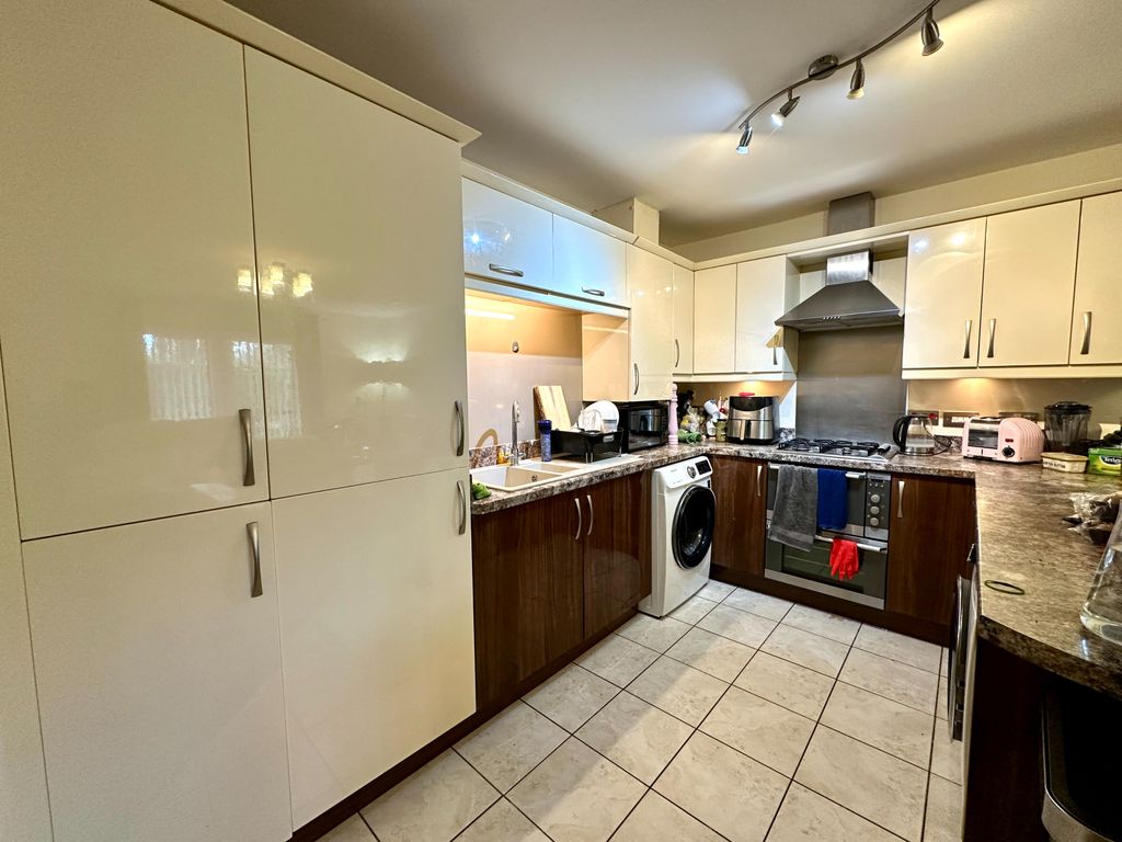 Additional image 4 of 2 bed flat for saleCastlecroft Road, Castlecroft, Wolverhampton WV3