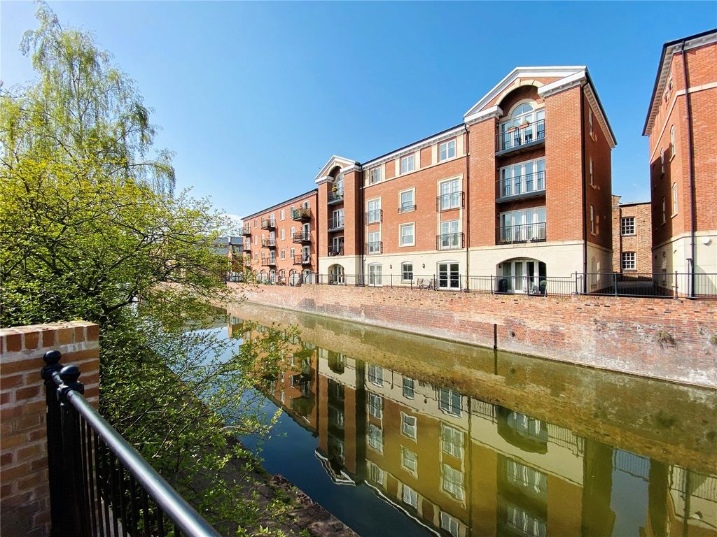 2 bed flat for salePrinces Drive, Worcester, Worcestershire WR1 photo 3