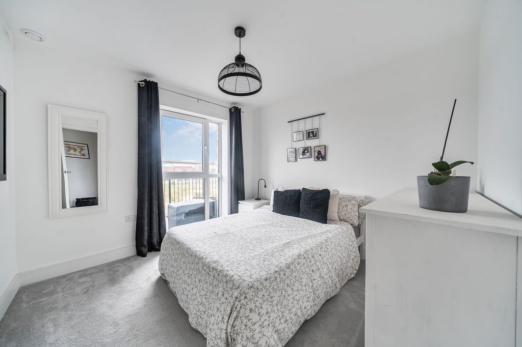 Additional image 8 of 2 bed flat for saleThomas Blake Avenue, Southampton SO14