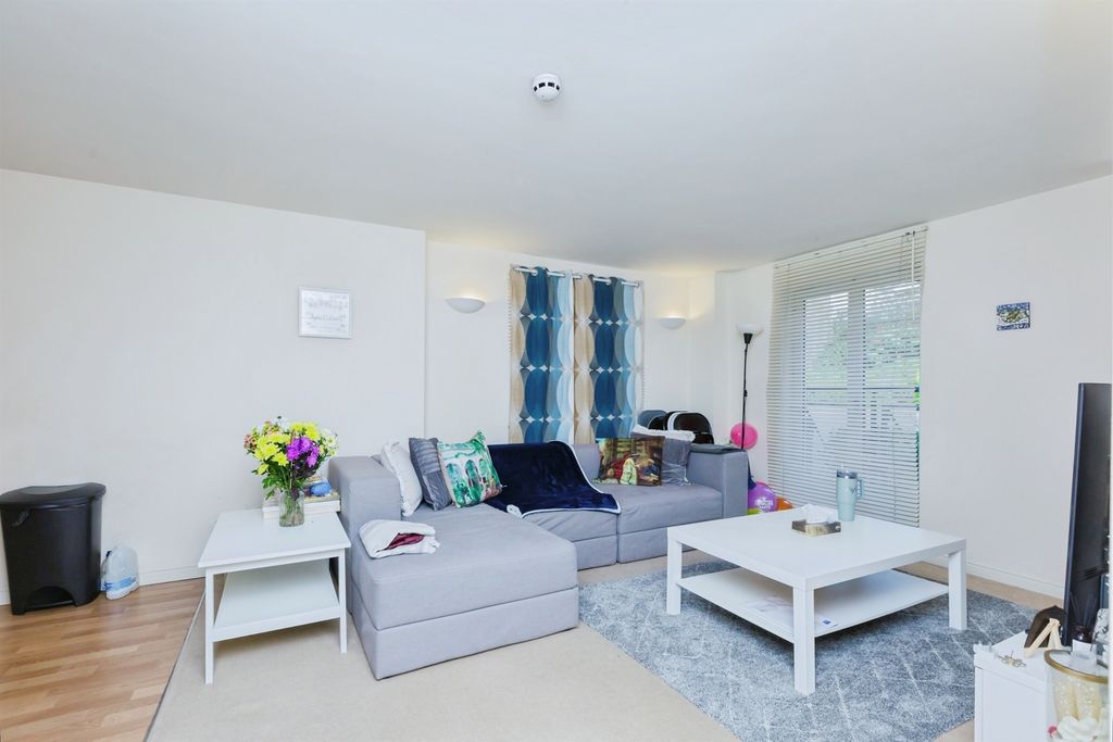 2 bed flat for saleHoneywell Close, Oadby, Leicester LE2 photo 3