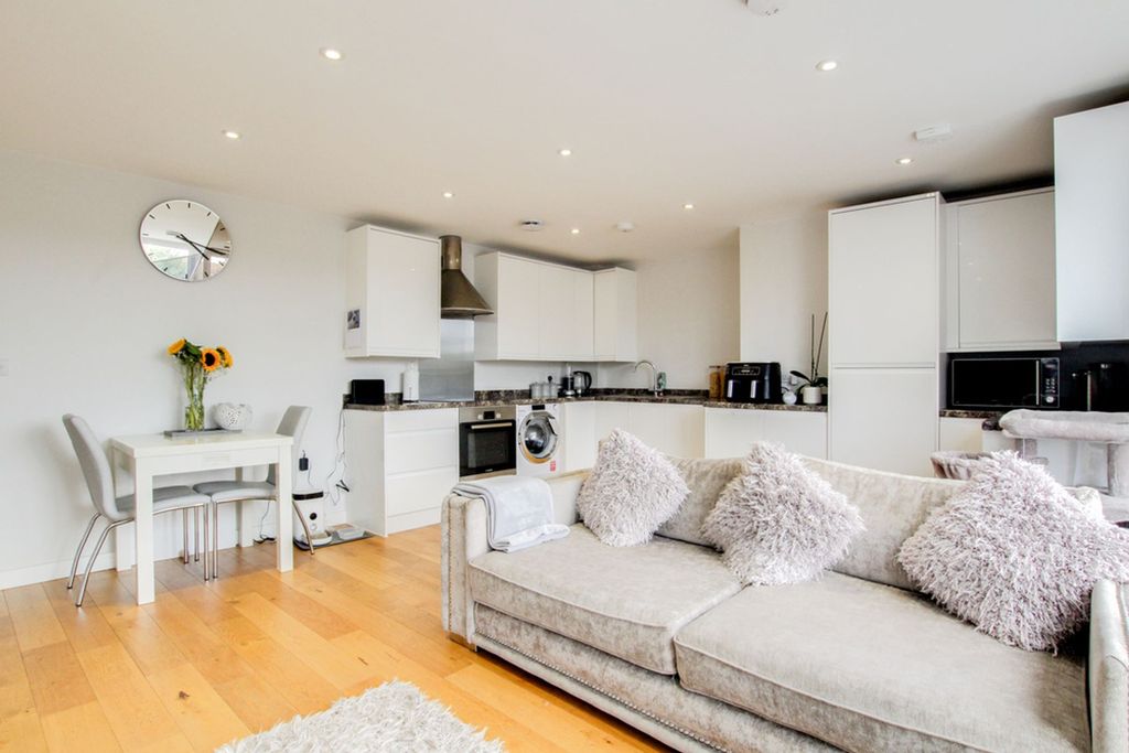 2 bed flat for saleStation Avenue, Broadway House Station Avenue SS11 photo 3