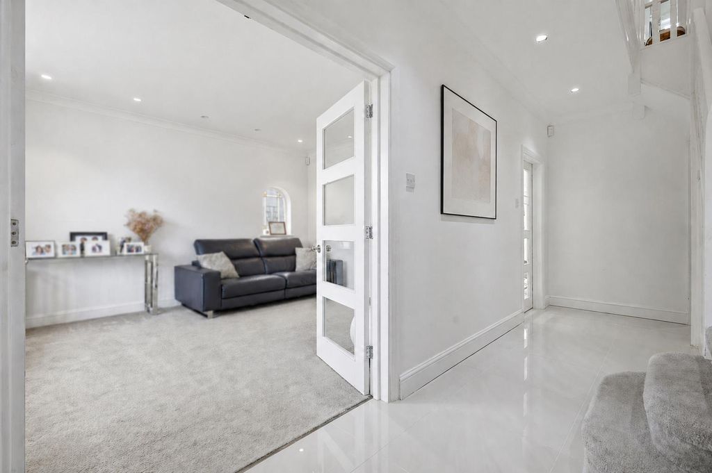 Additional image 12 of 4 bed detached house for salePrinces Avenue, Woodford Green IG8
