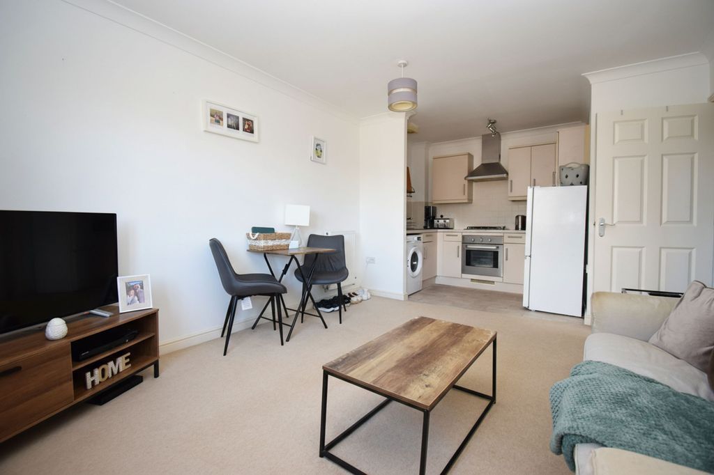 1 bed flat for saleRostron Close, West End SO18 photo 2