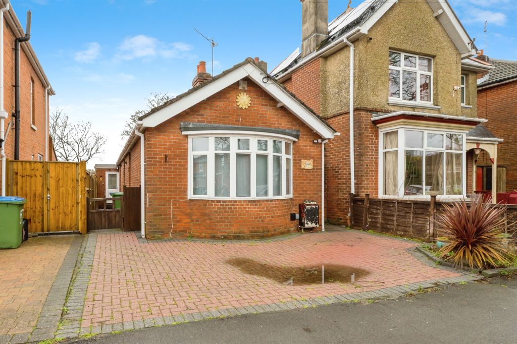 3 bed detached bungalow for saleKing Edward Avenue, Southampton SO16