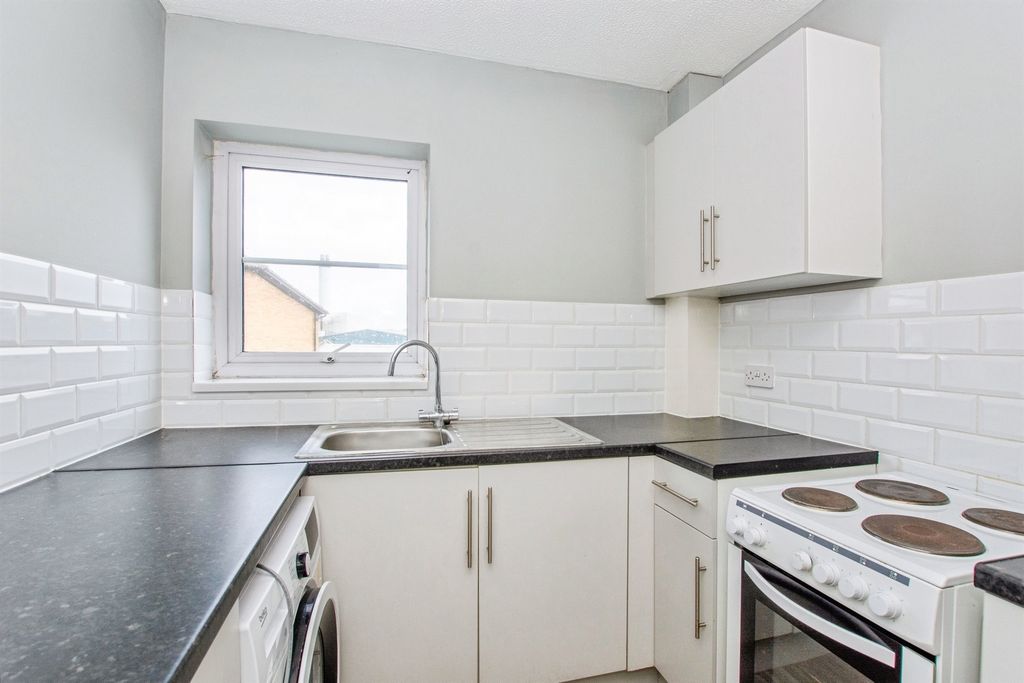 2 bed flat for saleMill Close, Wisbech PE13 photo 4