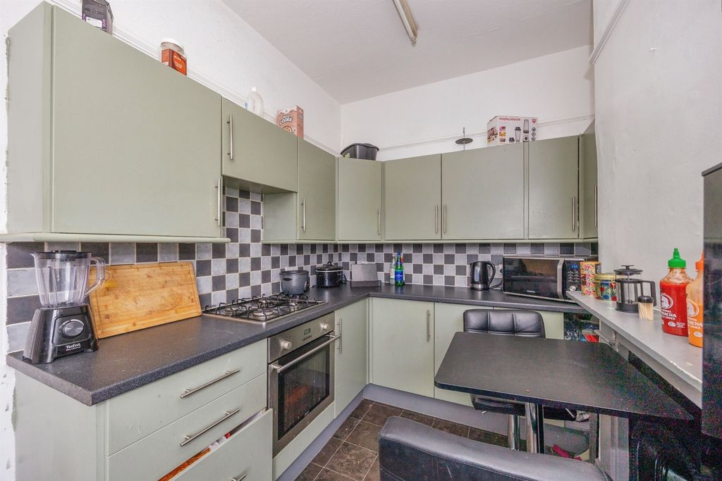 Additional image 5 of 2 bed flat for saleNorth End Avenue, Portsmouth PO2