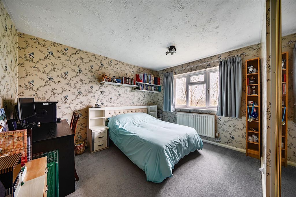 Additional image 14 of 5 bed detached house for saleDunsmore Gardens, Yateley, Hampshire GU46