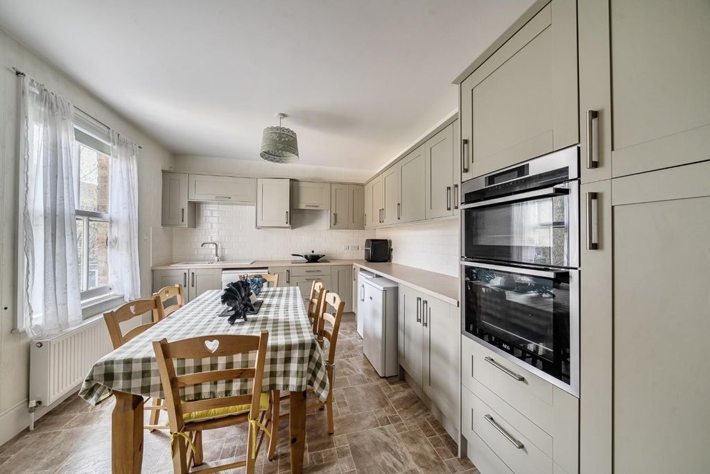Additional image 4 of 2 bed maisonette for saleDorset Road, Windsor SL4