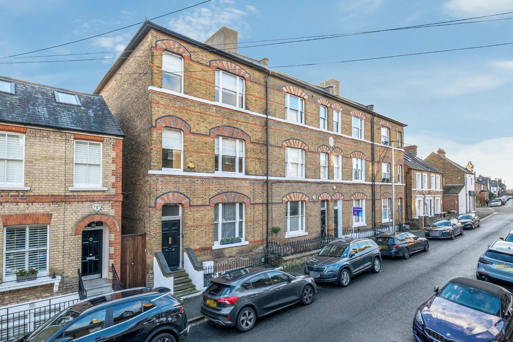 Additional image 2 of 3 bed flat for saleGrove Road, Windsor SL4