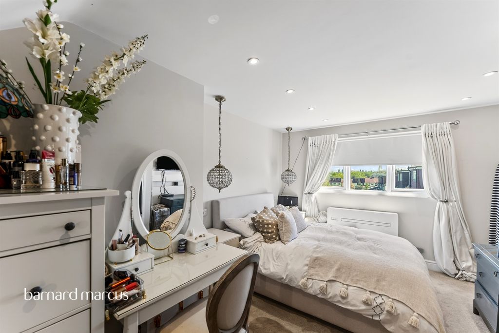 Additional image 14 of 4 bed terraced house for saleKingshill Avenue, Worcester Park KT4