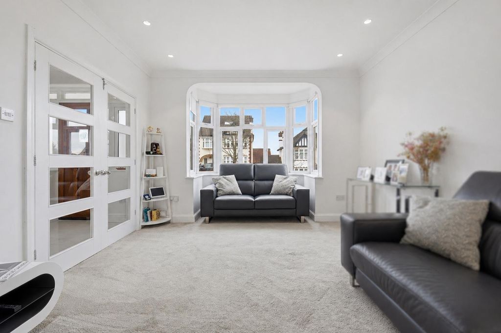 Additional image 2 of 4 bed detached house for salePrinces Avenue, Woodford Green IG8