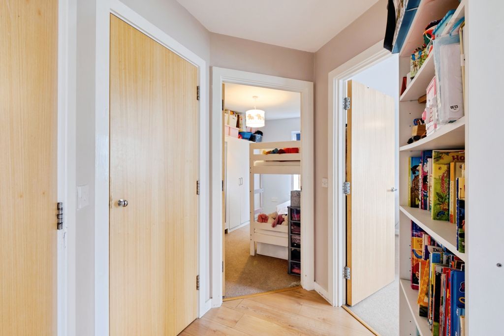 Additional image 9 of 2 bed flat for saleQueen Katherine Road, Lymington SO41