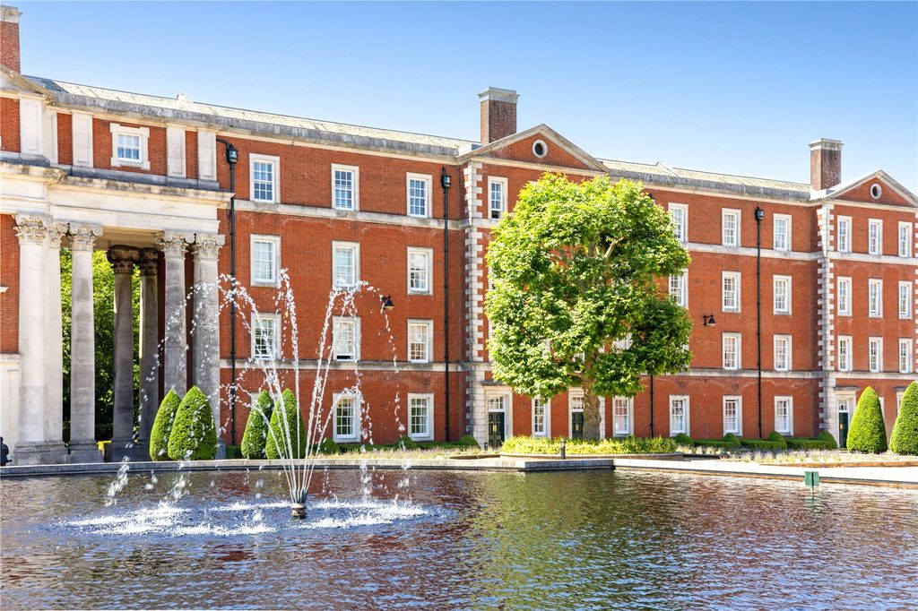 2 bed flat for salePeninsula Square, Winchester, Hampshire SO23 photo 3