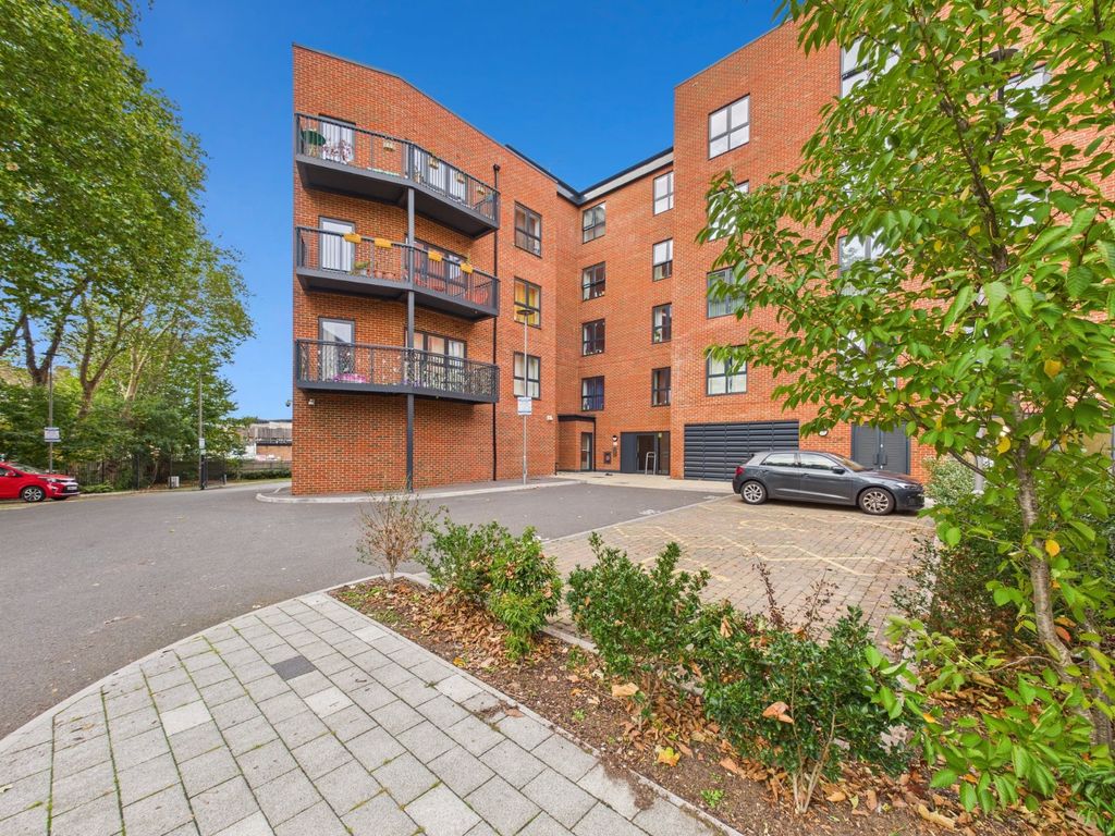 Additional image 3 of 2 bed flat for salePitcher Lane, Ashford, Surrey TW15