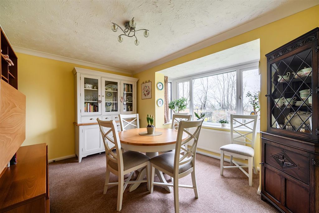 Additional image 7 of 5 bed detached house for saleDunsmore Gardens, Yateley, Hampshire GU46