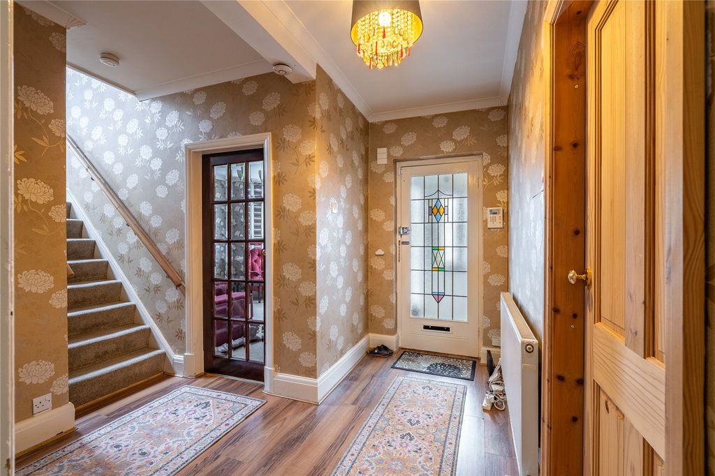 4 bed detached house for saleRiley Crescent, Wolverhampton, West Midlands WV3 photo 3