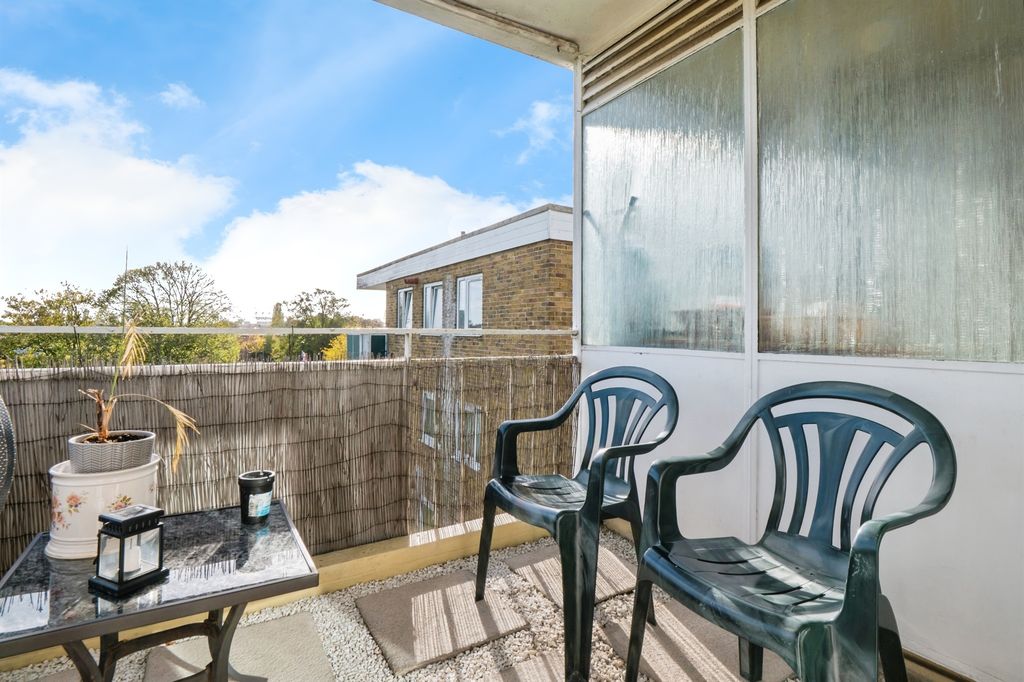 Additional image 4 of 2 bed flat for saleCuckmere Lane, Southampton SO16