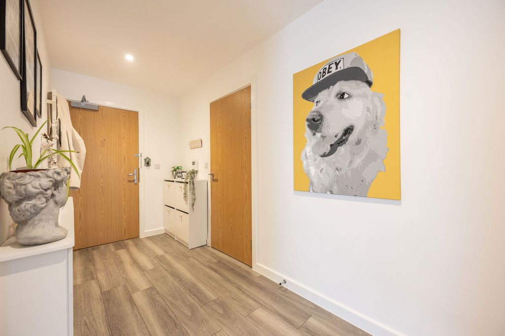 2 bed flat for saleSpenser, Keel Road SO19 photo 4