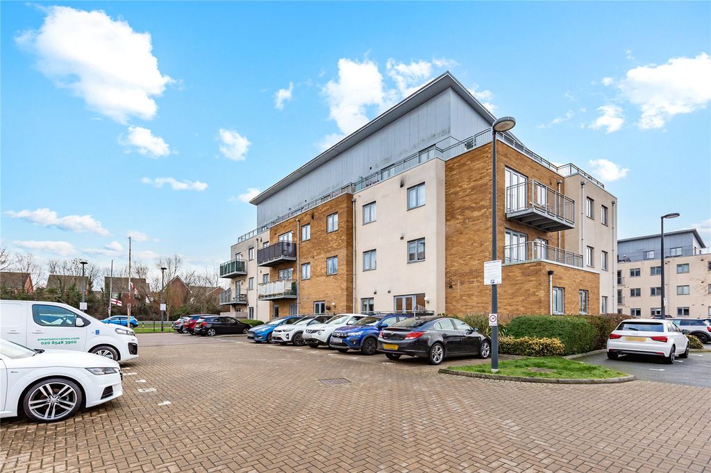 2 bed flat for saleRamsden Court, Golden Jubilee Way, Wickford, Essex SS12