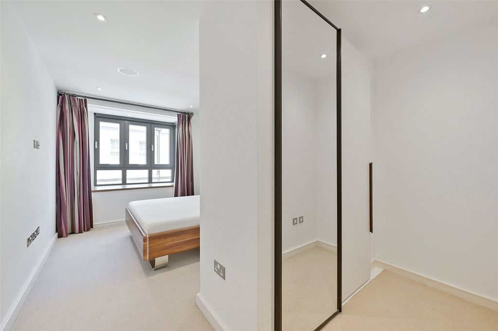 Additional image 10 of 2 bed flat for saleFarm Yard, Windsor, Berkshire SL4