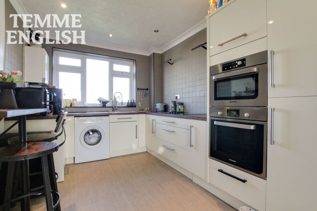 Additional image 5 of 2 bed flat for saleMarket Avenue, Wickford SS12