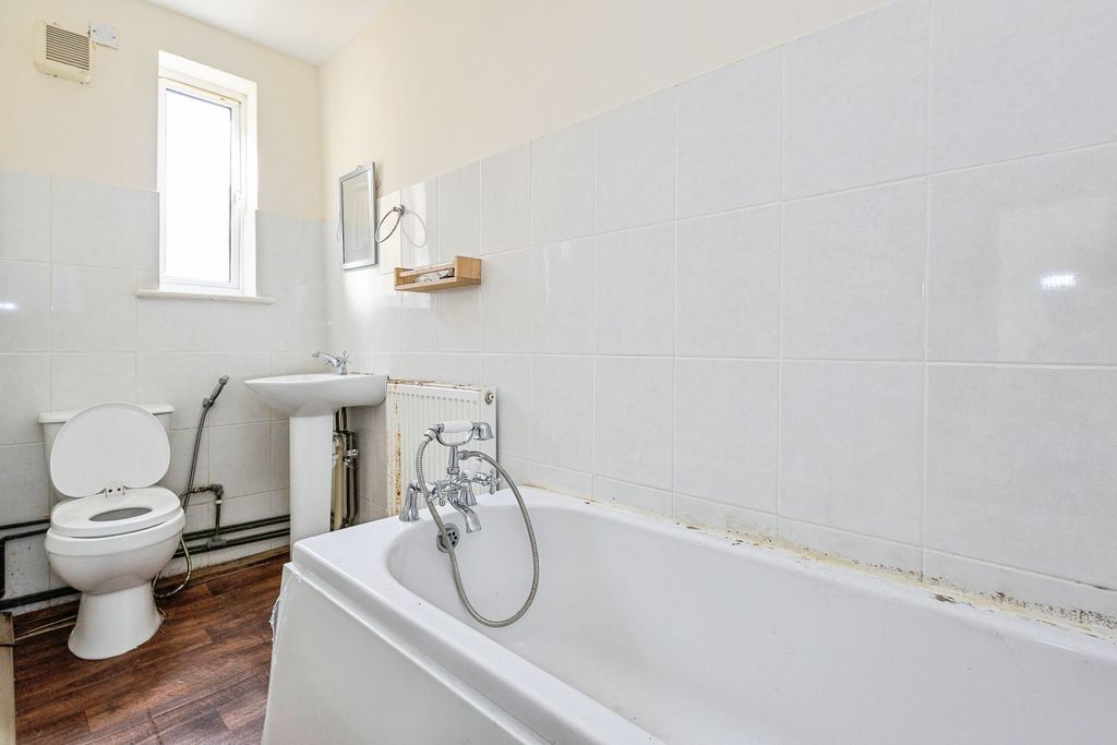 Additional image 12 of 2 bed flat for saleHighland Road, Southsea PO4