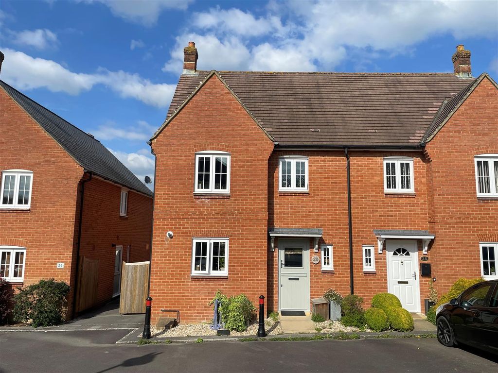 3 bed semi-detached house for saleBayfields, Gillingham SP8