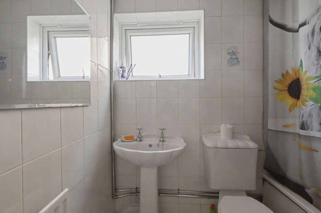 2 bed flat for saleCedric Crescent, Thurcroft S66 photo 4