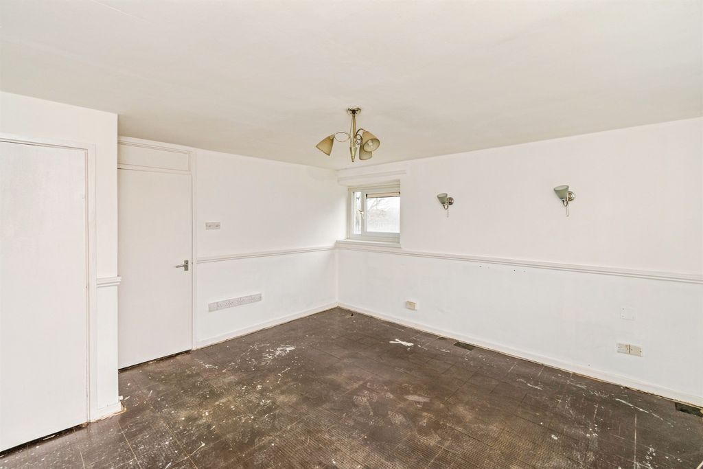 2 bed flat for saleSummit Way, Southampton SO18 photo 4