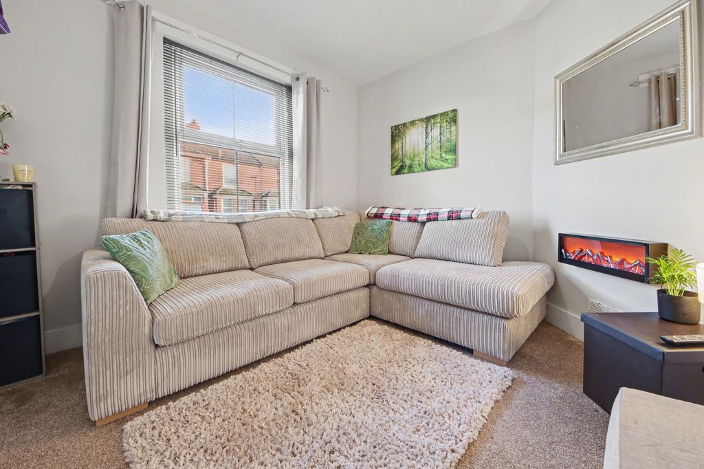 3 bed terraced house for saleLudlow Road, Itchen SO19 photo 2