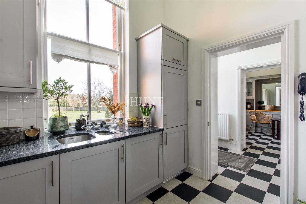 Additional image 5 of 4 bed flat for saleDevonshire House, Repton Park, Woodford Green IG8
