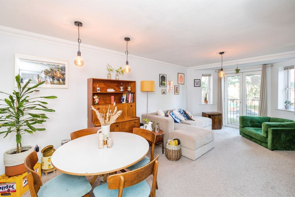 2 bed flat for saleArchers Road, Southampton SO15 photo 2