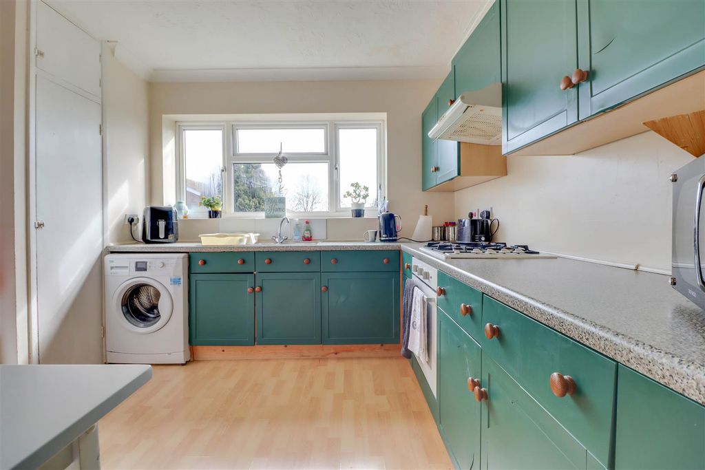 Additional image 8 of 2 bed maisonette for saleAzalea Avenue, Wickford SS12