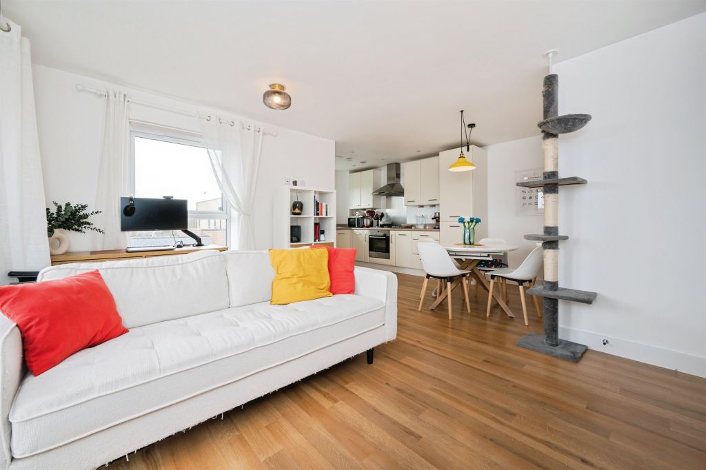2 bed flat for saleLaxton Close, Southampton SO19 photo 2