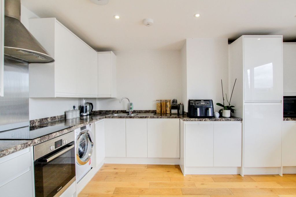 2 bed flat for saleStation Avenue, Broadway House Station Avenue SS11 photo 4