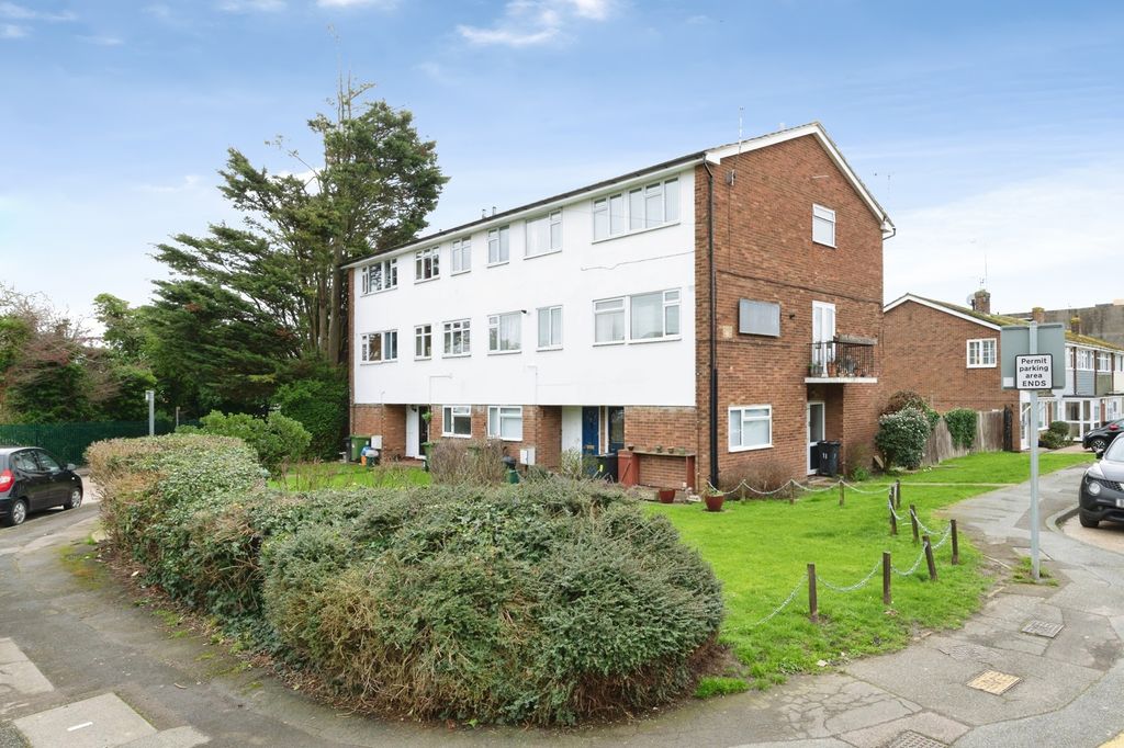 2 bed flat for saleMarket Avenue, Wickford, Essex SS12