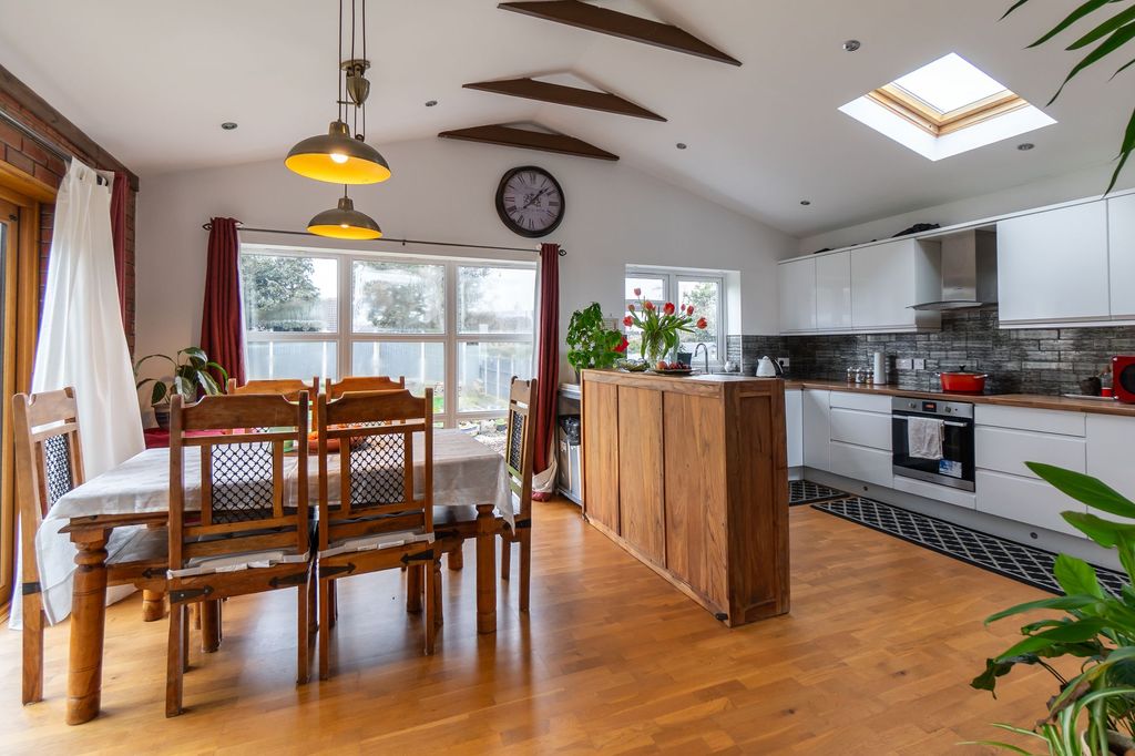 Additional image 2 of 4 bed semi-detached house for saleHigh Leys Drive, Oadby LE2
