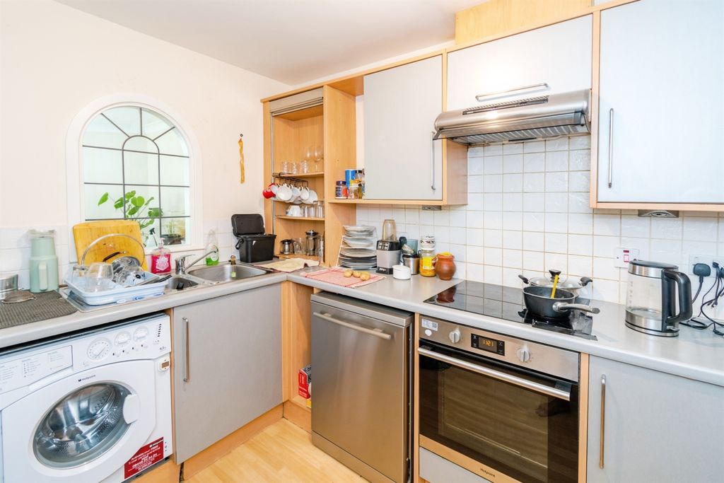 Additional image 6 of 2 bed flat for saleThe Dell, Southampton SO15