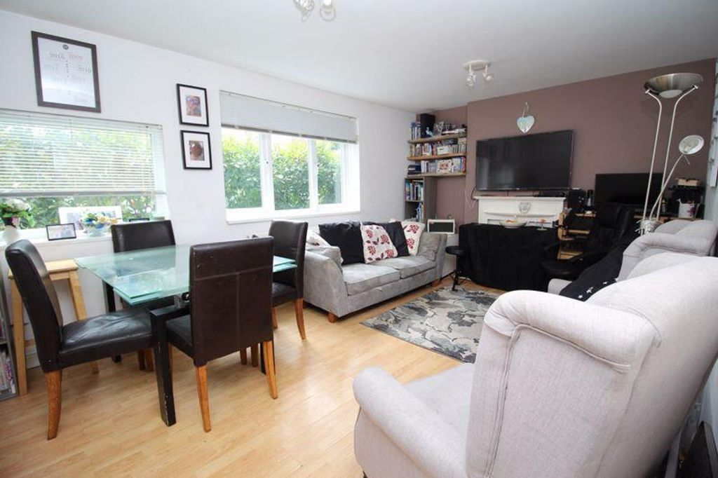 2 bed flat for saleMacarthur Crescent, Southampton SO18 photo 5