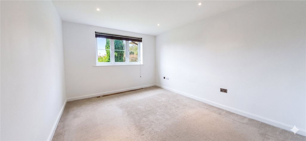 Additional image 6 of 2 bed flat for saleChasemount, Snows Ride, Windlesham GU20